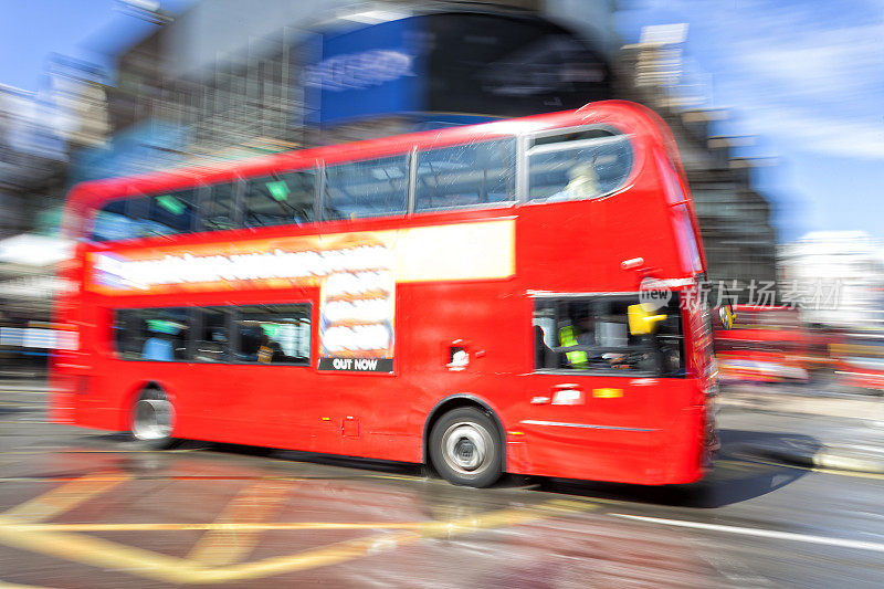 伦敦皮卡迪利广场的红色双层巴士