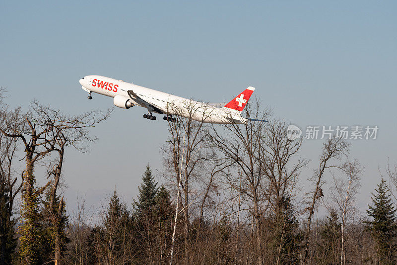 瑞士波音777-300ER飞机从瑞士苏黎世起飞