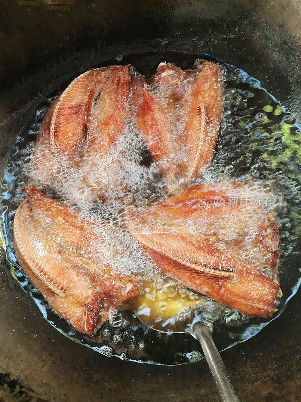 在锅中煎炸黑鱼干-食物的准备。