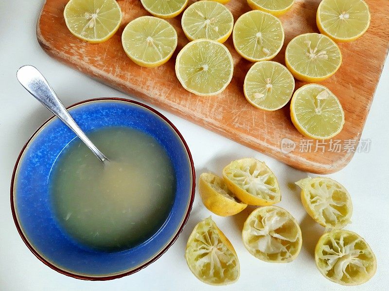 挤柠檬水准备食物。