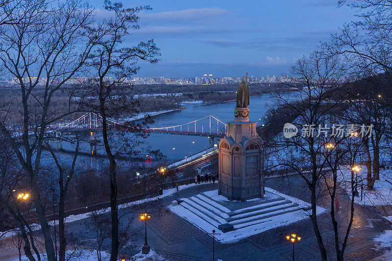 乌克兰基辅，第聂伯河背景上的圣沃洛迪米尔雕像