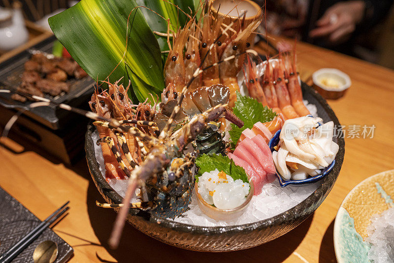 餐厅里的日本生鱼片