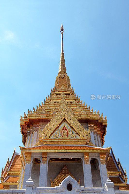 靠近佛教寺庙的外部，在曼谷的天空上的佛寺