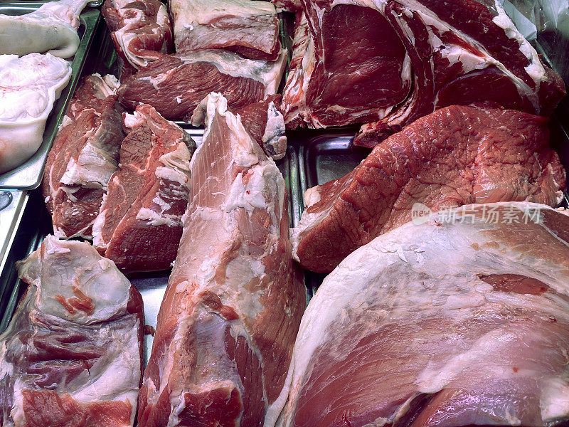 猪肉和牛肉陈列在屠夫的玻璃柜里
