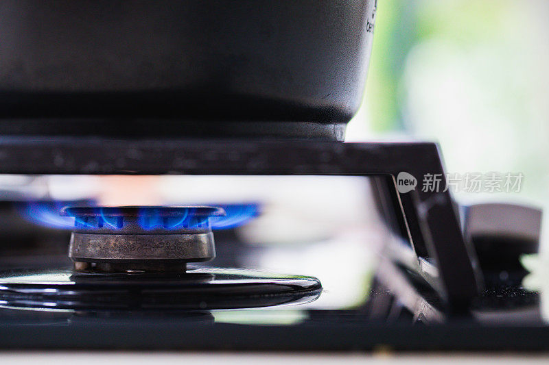 炉子。煮炉。燃烧着蓝色火焰的现代厨房炉灶