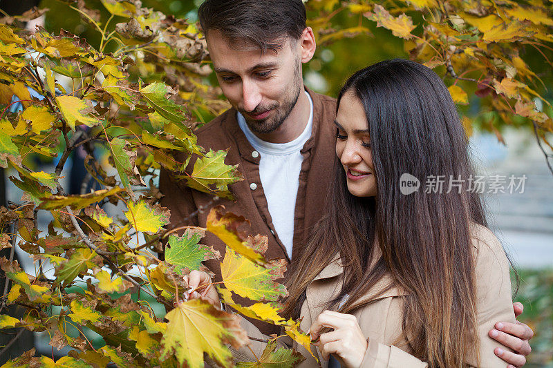 一对幸福的年轻夫妇的秋天肖像