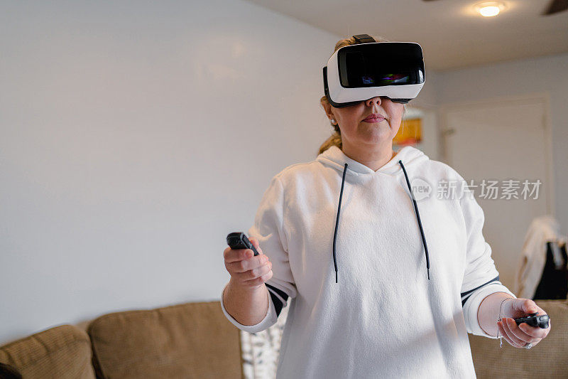 女人在家使用虚拟现实