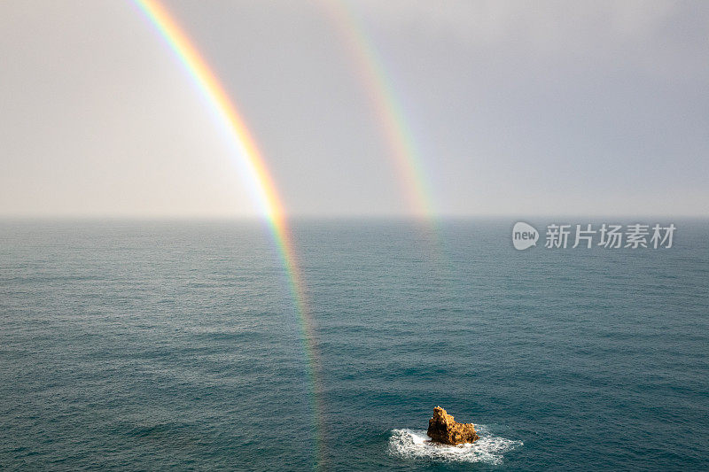 彩虹在海上