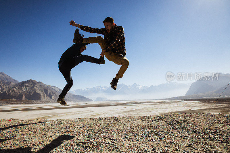 两名男子在巴基斯坦喀喇昆仑山的风景中玩乐