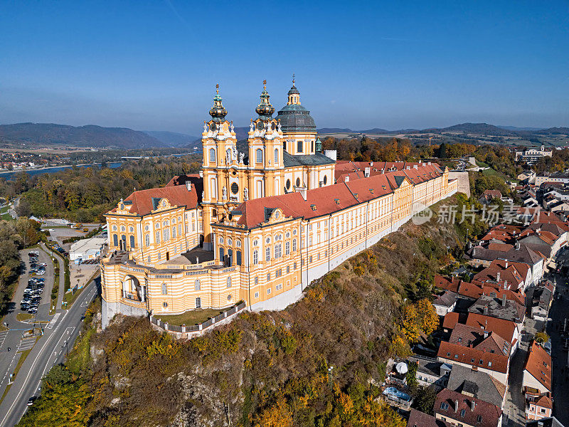 下奥地利瓦豪谷梅尔克本笃会修道院著名的圣彼得和保罗教堂的航拍全景