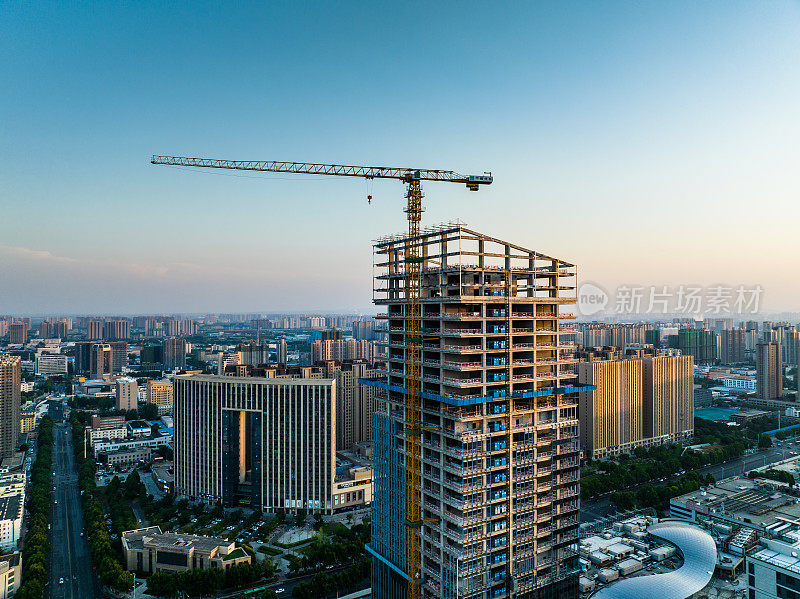 城市新建高层建筑施工现场鸟瞰图