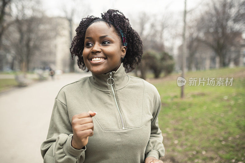 一个快乐的非洲女孩慢跑和享受的肖像