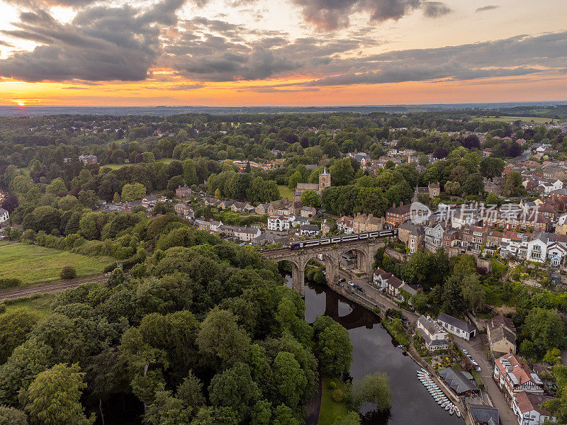 Nidd河和Knaresborough的铁路高架桥鸟瞰图，英格兰，英国，北约克郡。用0级无人机拍摄的