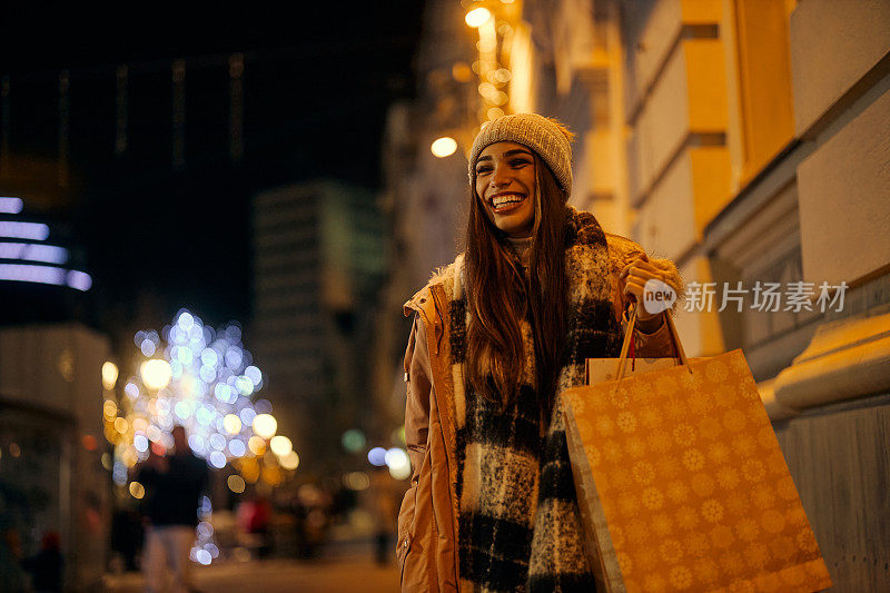 为圣诞节购物的年轻女子