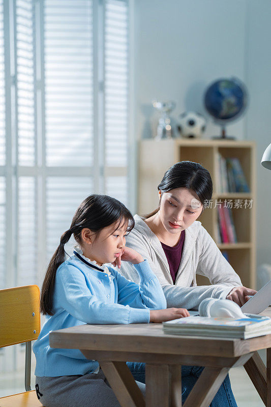 年轻妈妈辅导女儿学习