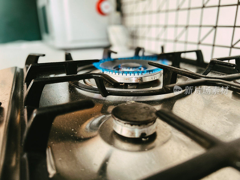 厨房里的煤气灶燃烧着蓝色的火焰