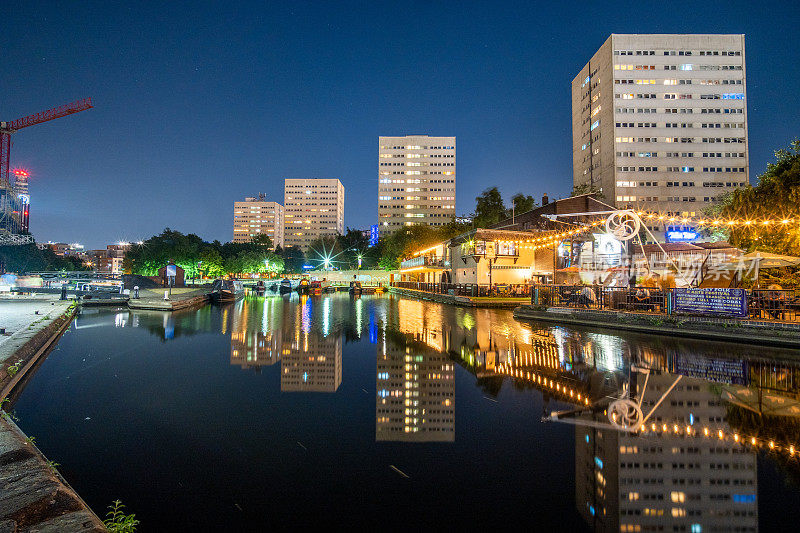 英国伯明翰的夜景在具有历史意义的运河与桥梁和狭窄的船在视野