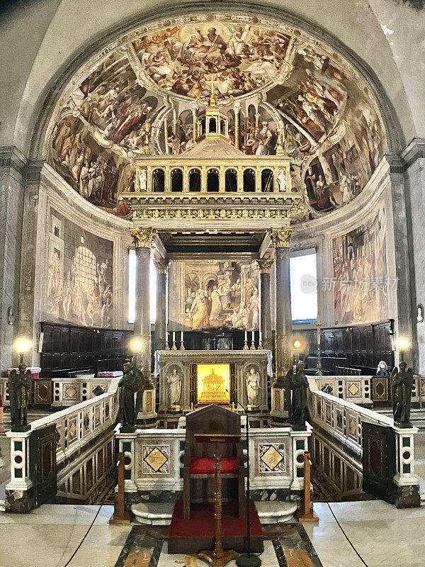 在维科利的圣彼得罗大教堂，金色屋檐后面的后殿是贾科莫·科皮(1577)的壁画。