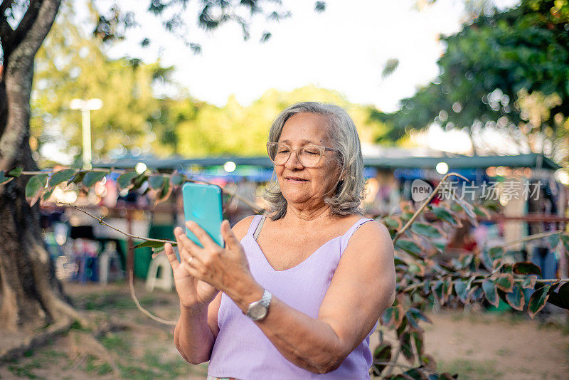 老妇人在用智能手机。