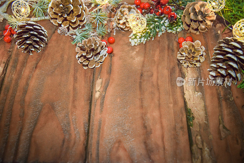 古色古香的橡木木板上的松果和圣诞树树枝