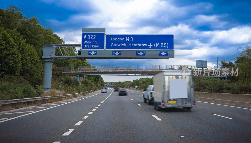 伦敦M3和M25高速公路标志通往英国英格兰的盖特威克机场和希思罗机场