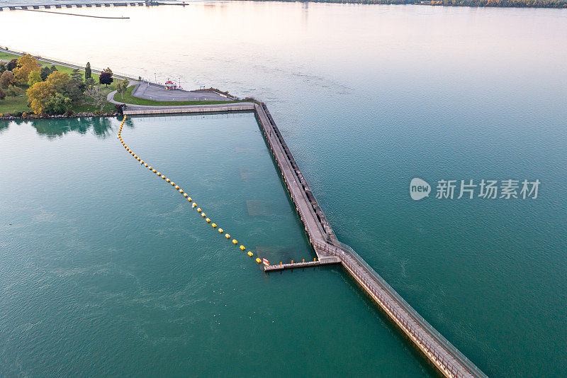 尼亚加拉河娱乐步道在王桥公园和奇帕瓦自来水厂，尼亚加拉瀑布，加拿大