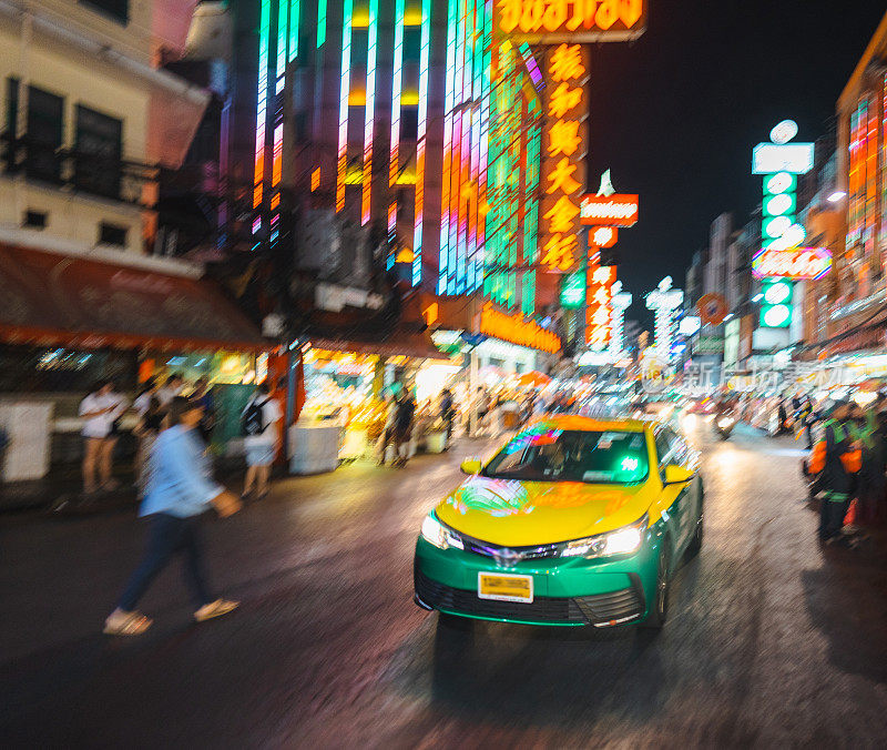 曼谷唐人街夜间的交通状况