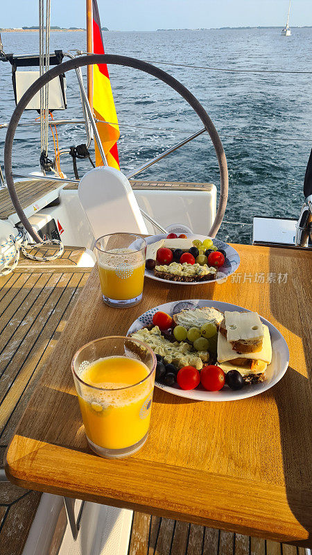 在丹麦小带水域上，我的爱人在我们的帆船上提供美味的早餐