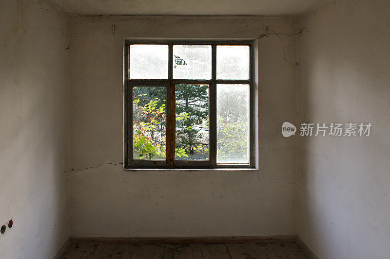 旧和废弃的住宅室内房间与窗框