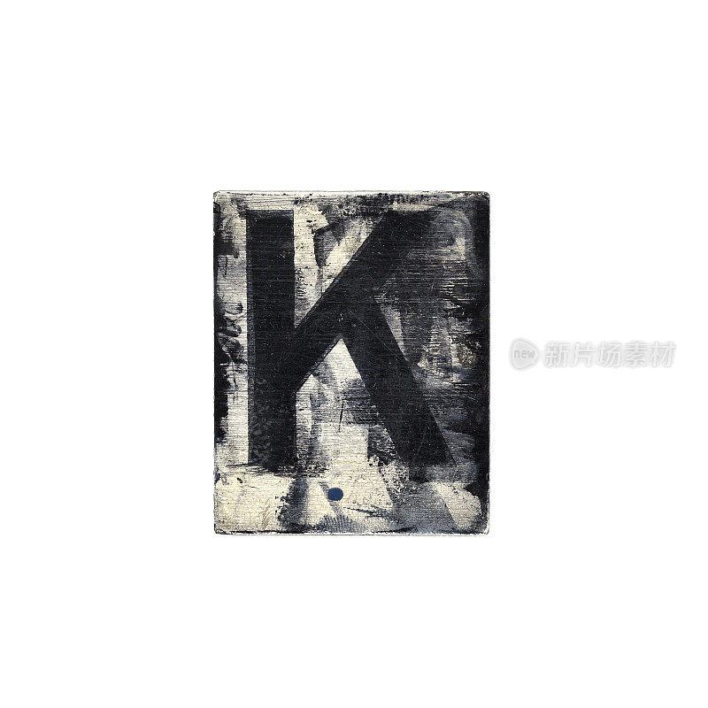 在白色背景上涂上油漆的木头上的垃圾大写字母，字母K