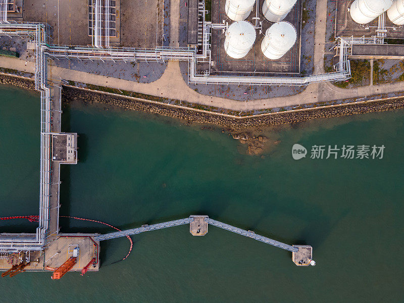 沿海港口和油库的鸟瞰图