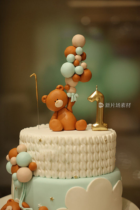 第一个有熊的生日蛋糕和没有人的蜡烛