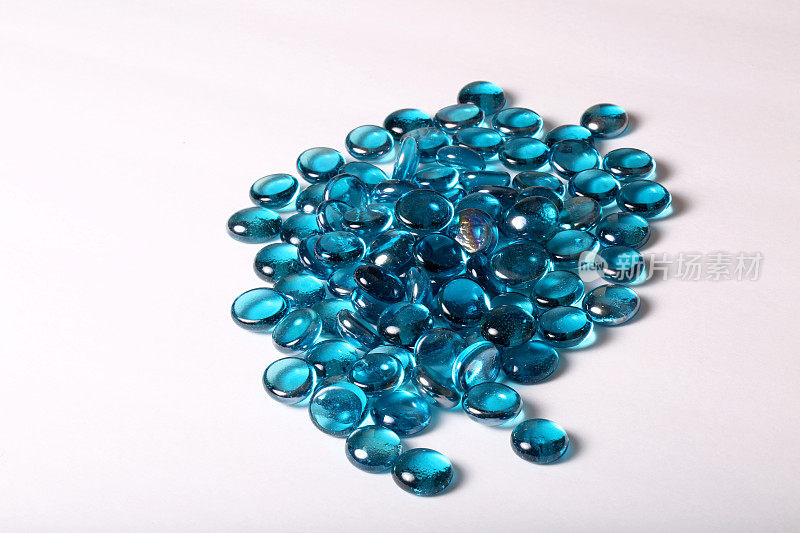 手工制作的蓝色海玻璃用于不同的用途
