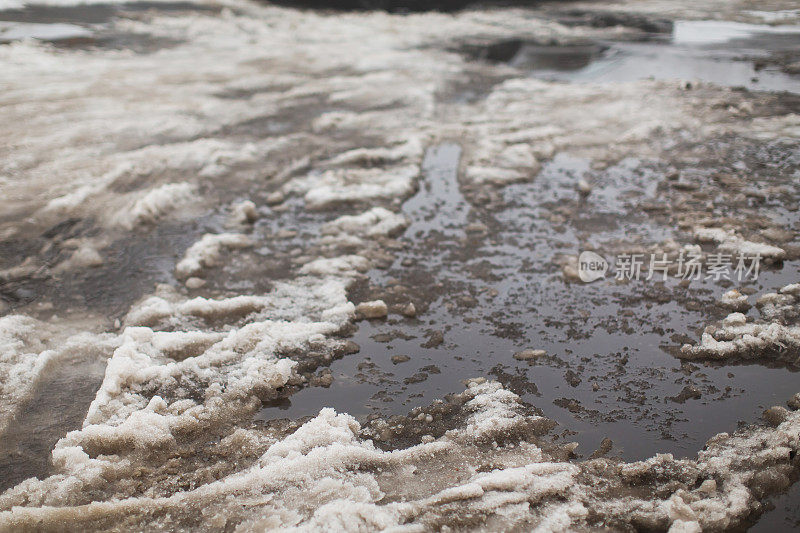 水坑。湿雪