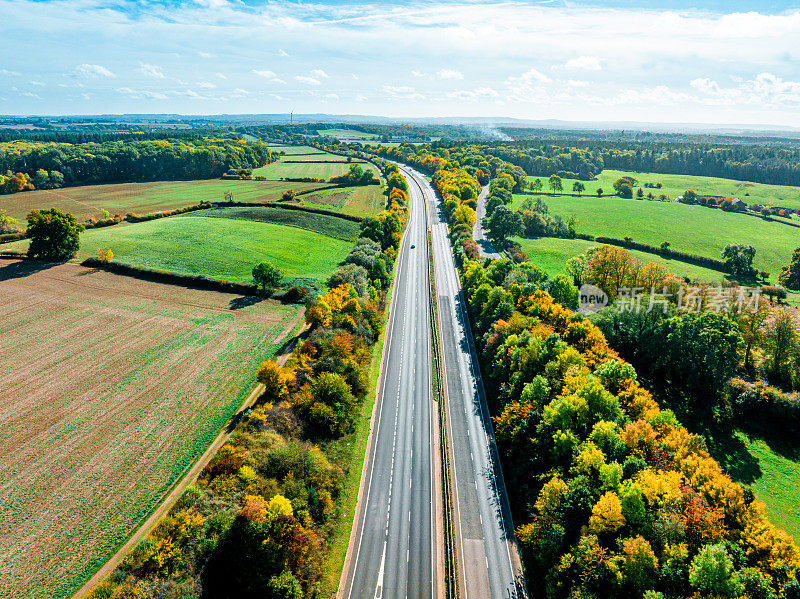 英国高速公路上的无人机交通视图