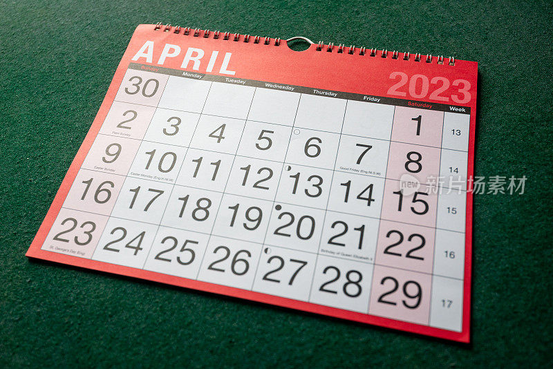 日历2023年，4月，墙壁和办公桌的月度计划表。