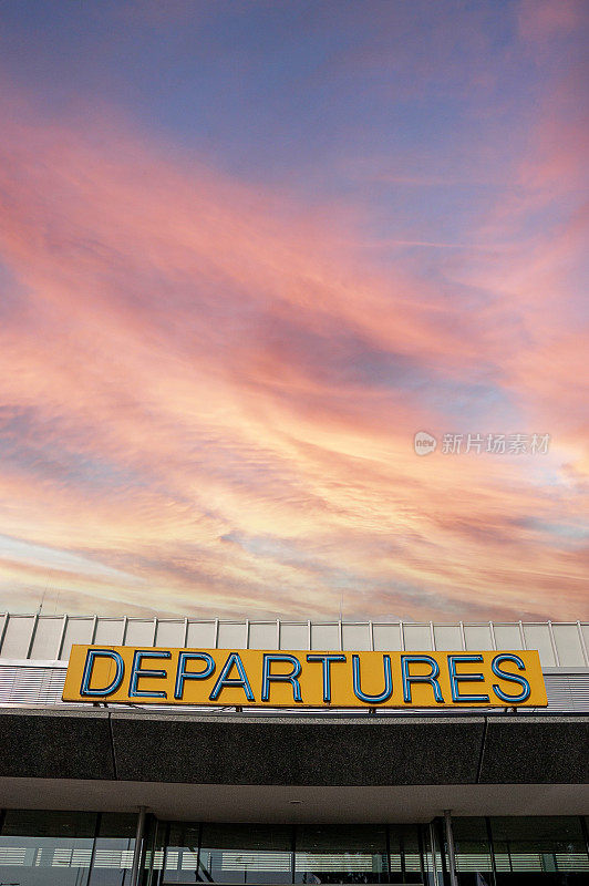 机场黎明时的离境标志。