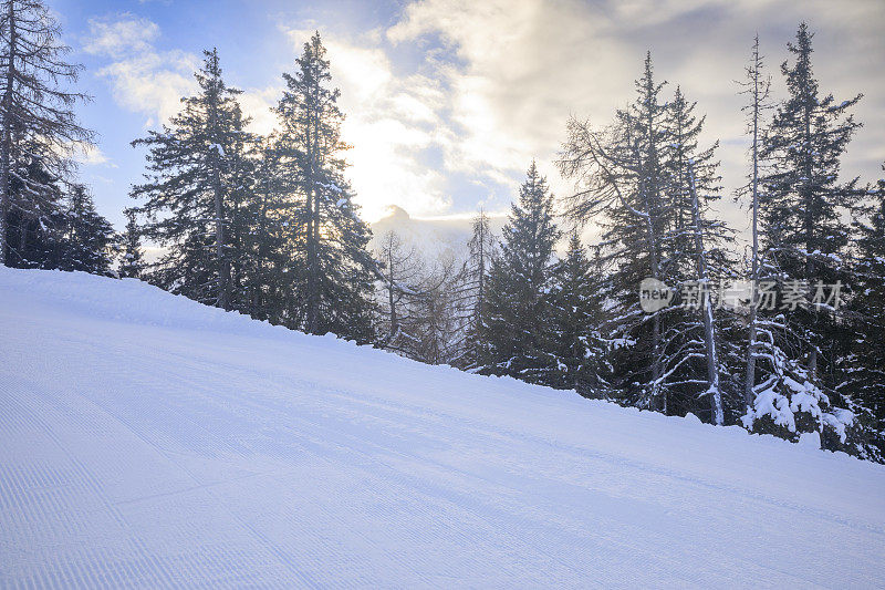 完美清新的滑雪场。高山冬季景观欧洲阿尔卑斯滑雪场