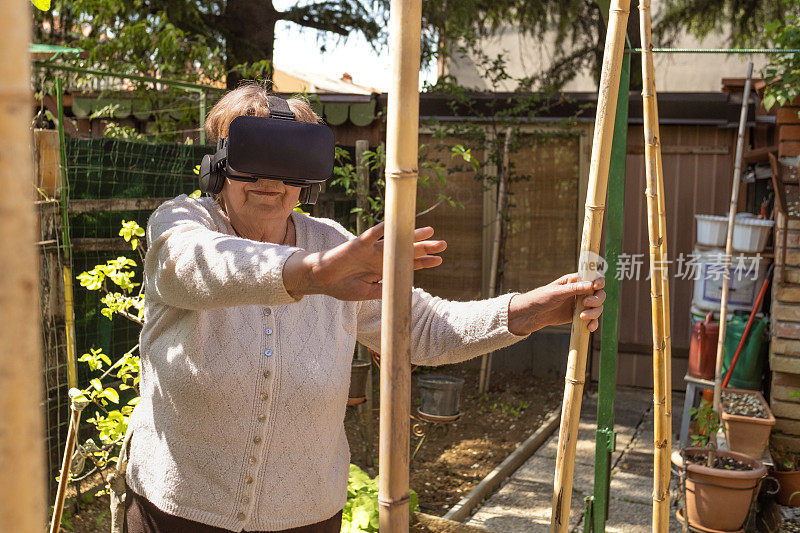 在花园里玩VR眼镜