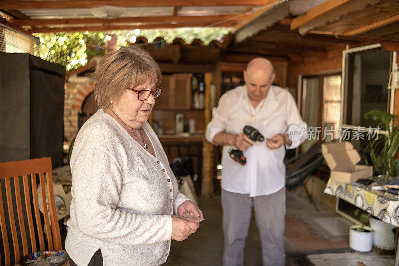 老年夫妇一起组装家具