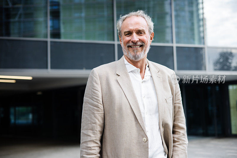 自信的商人摆姿势