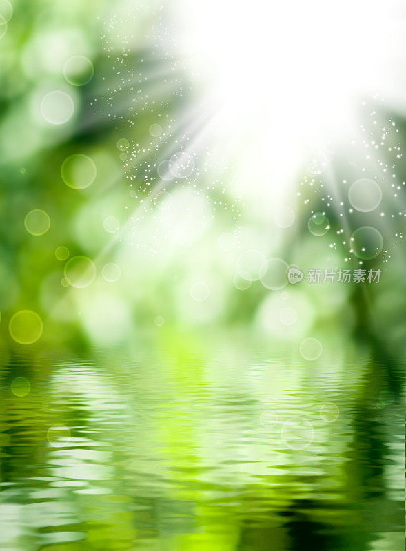 阳光下，绿色模糊的背景带着虚化，水面带着小涟漪
