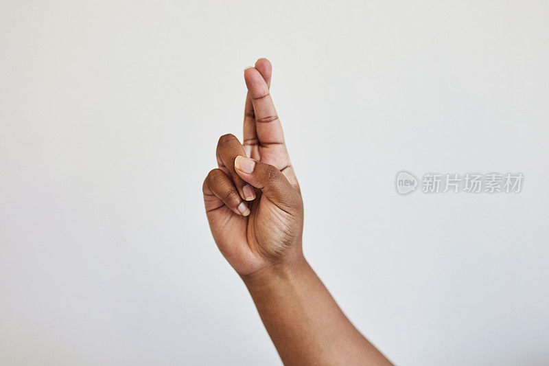 手语，asl字母和字母R或手势与手指交叉在白底工作室。沟通，残疾和信号聋人，黑人妇女的手与模型。
