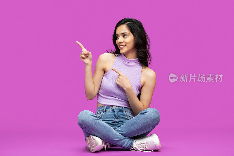 欢快的女孩手指的照片拷贝空间位于紫色背景的股票照片