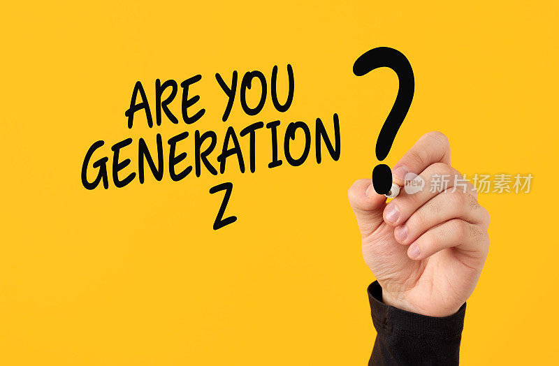 Z世代的概念。男性在黄色背景上画了一个“你是z世代吗”的问号。