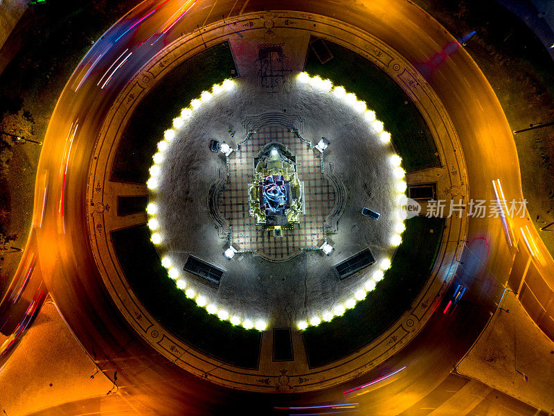 里斯本夜间交通的无人机空中视图
