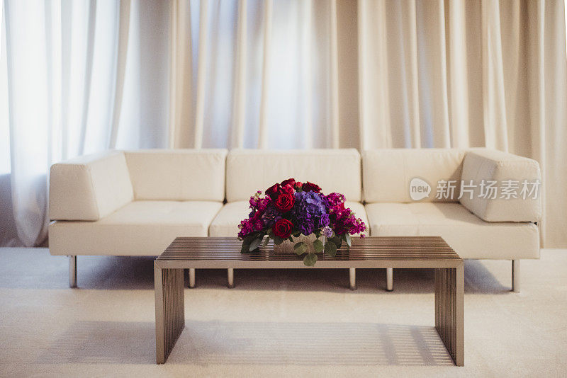 客厅里有沙发和花，还有复印空间