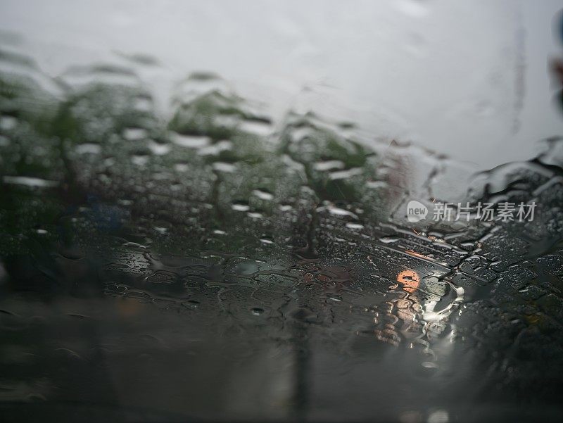 雨滴落在汽车上