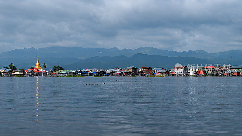 缅甸茵莱湖上的漂浮村庄