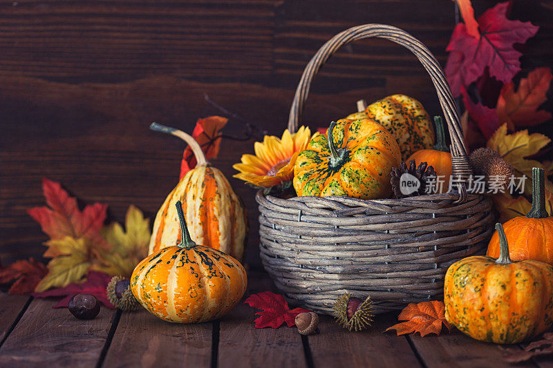 木制背景装饰的秋季感恩节篮子